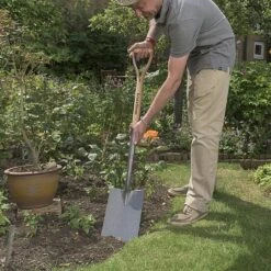 Kent & Stowe Carbon Steel Digging Spade 5 Kent & Stowe Carbon Steel Digging Spade -Chic Outdoor Garden 1031067 2